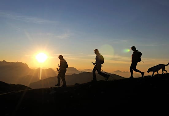 Wandern am Hochplateau Steinplatte in den Chiemgauer Alpen an der Grenze von Bayern und Tirol