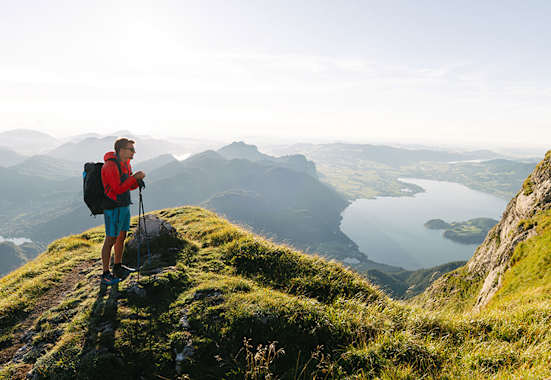 Wandern im Salzkammergut; Ausblick über Salzkammergut-Berge und Salkzkammergut-Seen