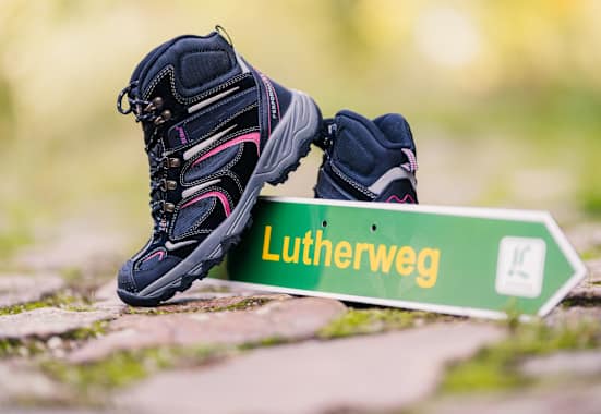 Lutherweg Sachsen Schild und Wanderschuhe