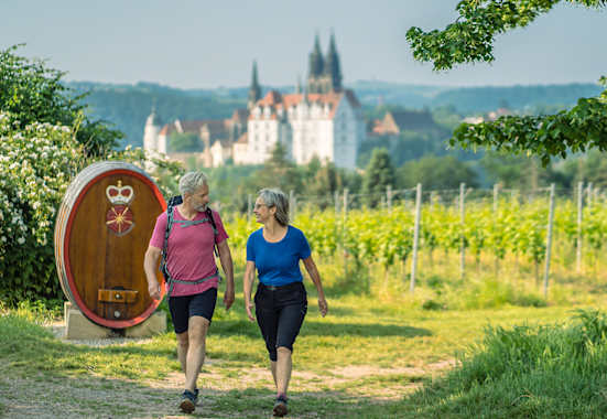 Auf geschichtsträchtigen Spuren wandern:  Die Meißener Albrechtsburg (im Hintergrund) aus dem 10. Jahrhundert gilt als der erste Schlossbau Deutschlands.
