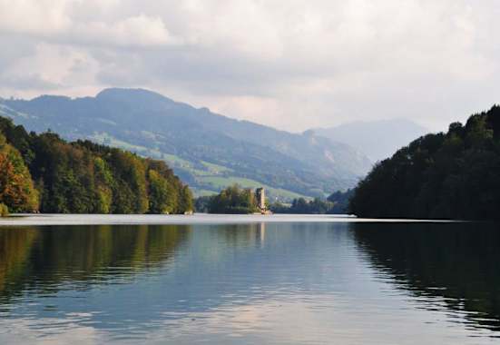 Blick auf den Lac de la Gruyère im Kanton Freiburg