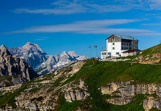 Am Fuße der berühmten Drei Zinnen: Die Auronzohütte (2.333 m)