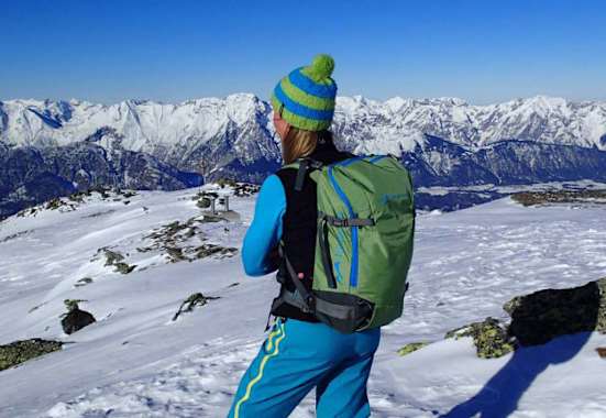 Freeriderin vor Bergpanorama