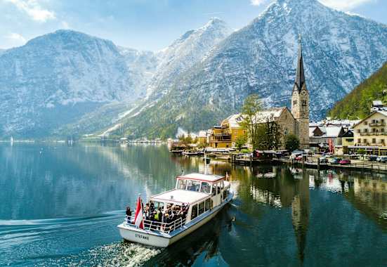 Mit dem Linienboot gelangt man ganz einfach nach Hallstatt.