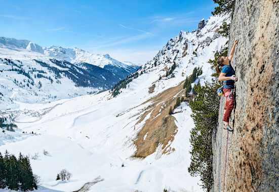 Ein Kletterer auf der steilen Felswand.