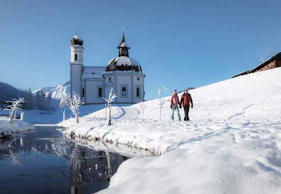 Winterwandern vor dem Seekirchl in Seefeld