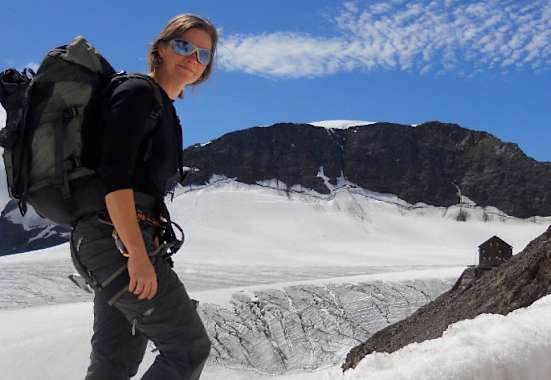 Heidi von Wettstein mit der Müllerhütte (3.145 m), die sie seit 10 Jahren führt
