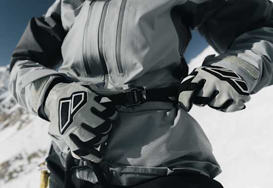 frau bindet gurt im schnee