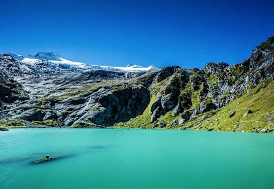 Der Zöttsee am Fuße des Basodino-Gletschers in den Tessiner Alpen