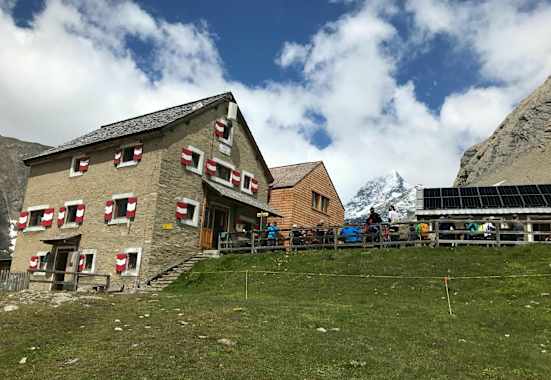 Die Salmhütte mit dem Großglockner im Hintergrund.
