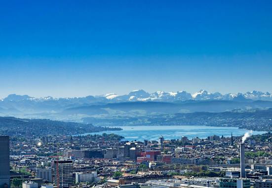 Zürich: Blick über die Stadt in die Berge