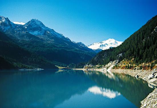 Südtirol: Zufritt-Stausee im Martelltal mit Blick auf die Zufallspitze