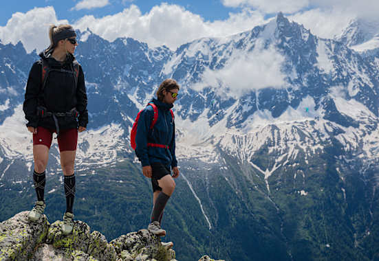 Kompressionssocken sind ein oft übersehenes Ausrüstungsteil – dabei tragen sie dich Schritt für Schritt zum Gipfel.
