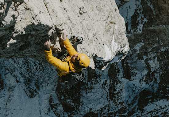 Kletterer unterwegs am Felsen mit der NXT-Kollektion