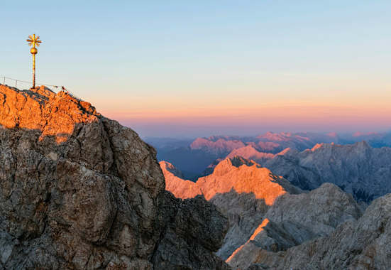 Blick über den Gipfel der Zugspitze ins Wettersteingebirge in Bayern