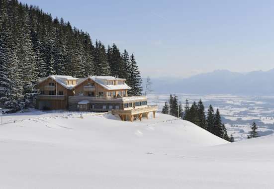 Die Berglodge liegt nahe der Bergstation der Alpspitzbahn mit Panoramaaussicht auf die Allgäuer Alpen und ins Voralpenland.