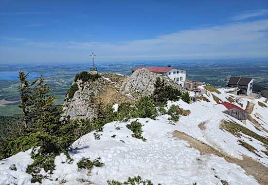 Das Hochfellnhaus mit Blick auf das Voralpenland