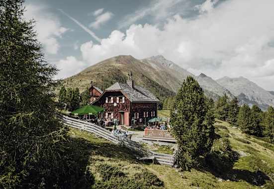 Über den zahlreichen Seen des Lungau und der Steirischen Krakau liegt die gemütliche Grazer Hütte.