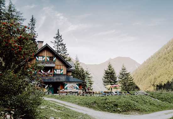 Die Rotgüldenseehütte steht am Fuße des Großen Hafners und am Ufer des Unteren Rotgüldensees
