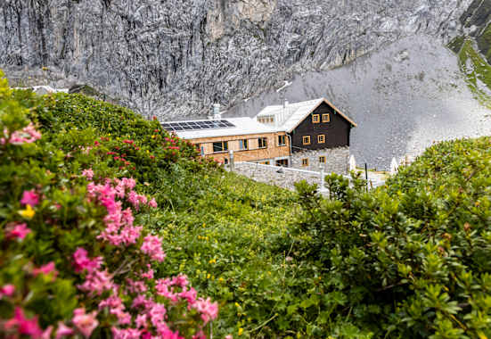 Die Anhalter Hütte (2.042 m) steht auf der Oberen Plötzigalm am Fuß des Tschachaun nordwestlich des Maldongrades unterhalb der Heiterwand-Nordwände