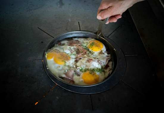 Auf der Angerlalm wird am Holzofen gekocht.