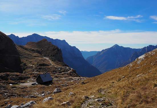 Blick vom Mangartpass auf die Koča na Mangrtskem sedlu