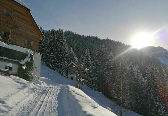 Von der Bochumer Hütte führt im Winter eine Rodelbahn ins Tal.