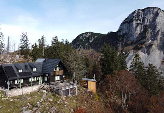Die Lambacher Hütte steht am Sonnkogel im Toten Gebirge zwischen Bad Goisern und Altaussee