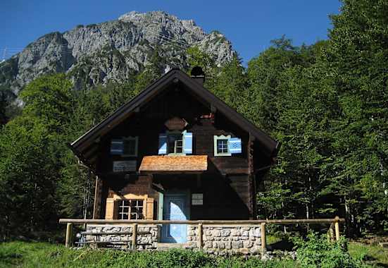 Die Eckberthütte umgeben von Wald und einem tollen Bergpanorama