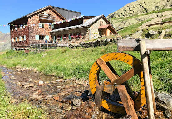Die Edmund-Graf-Hütte mit dem kleinen Wasserrad.