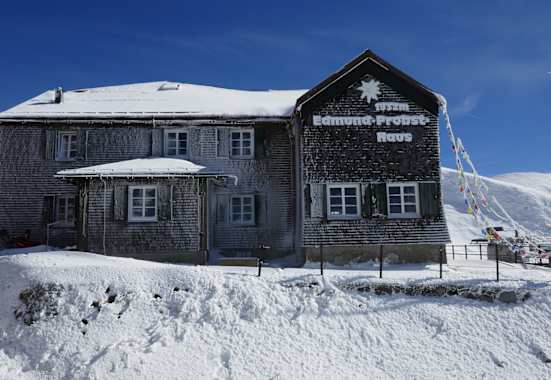 Das Edmund-Probst-Haus (1.930 m) steht in den Allgäuer Alpen am Fuße des Nebelhorns