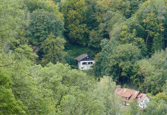 Versteckt liegt die Felsberghütte „Am Felsenmeer“ bei Reichenbach (Odenwald) auf einer Höhe von 254 m.