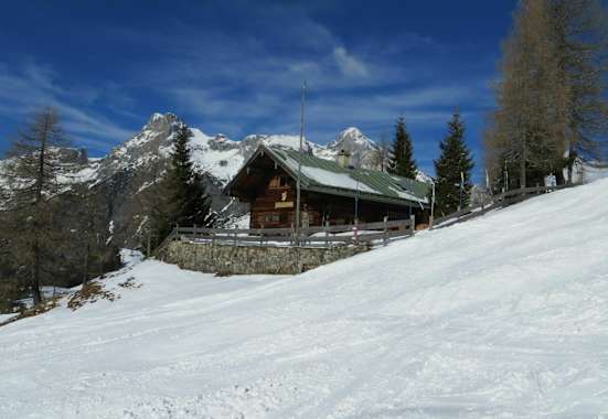 Die Freilassinger Hütte im Winter