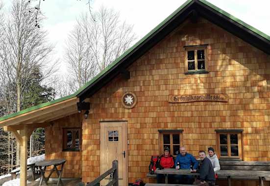 Selbst im Winter kann man auf der Bank vor der Grüntalkogelhütte sitzen.