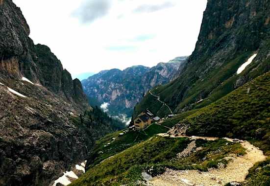 Die Grasleitenhütte befindet sich mitten im Naturpark Schlern in der Südtiroler Gemeinde Tiers.
