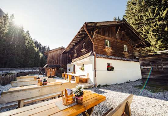 Nur noch wenige Kilometer vor der Talstation der Stubaier Gletscherbahnen entfernt, befindet sich auf 1.390 m Seehöhe umringt von steilen (Fels-)Wänden die Tschangelair Alm.