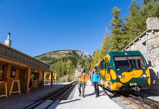 Die Haltestelle Baumgartner liegt direkt an der Schneebergbahn.