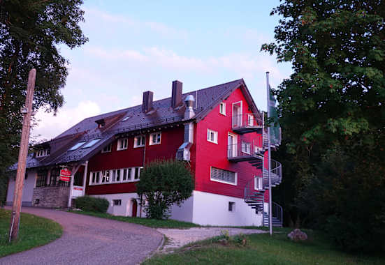 Das Harpprechthaus liegt in der Schwäbischen Alb, auf einer Höhe von 800 m.