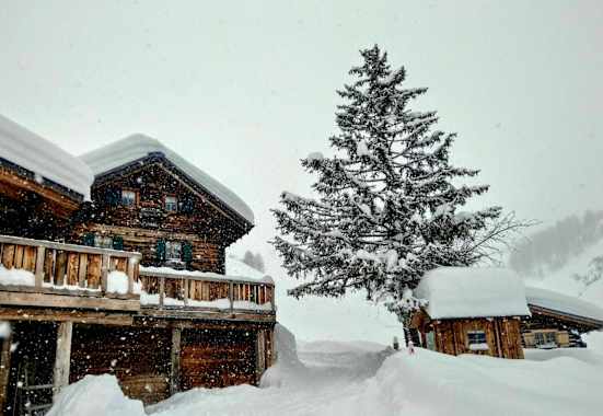 Berghaus Heimeli tief verschneit im Winter