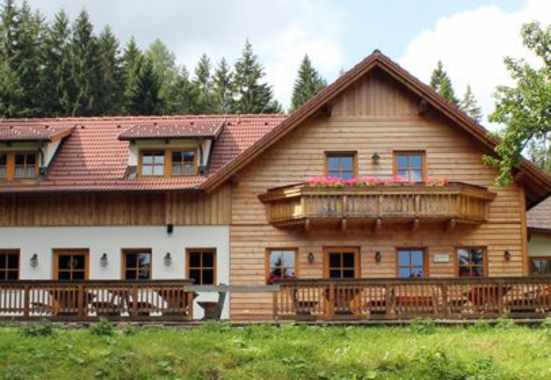 Hengsthütte: Außenansicht Sommer