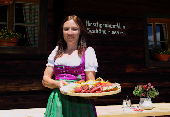 Auf der Hirschgrubenalm werden vor allem hofeigene Produkte angeboten.