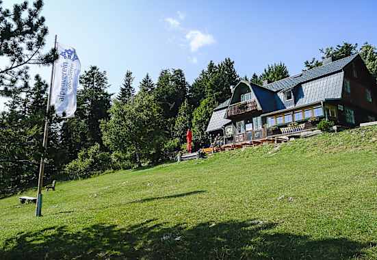 Direkt an der Hochfallwand in 946 m gelegen, ist das auch im Winter bewirtschaftete Hubertushaus auf der Hohen Wand