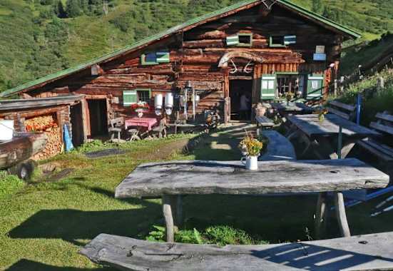Die hoch über Dorfgastein, auf einer Seehöhe von 1.808 m liegt die Präau-Hochalm.