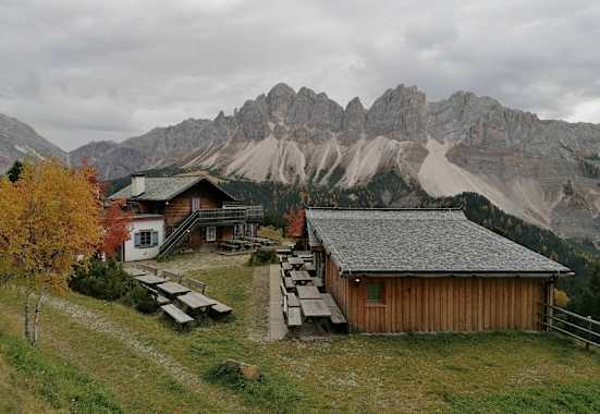 Schatzerhütte mit Blick auf die Aferer Geisler