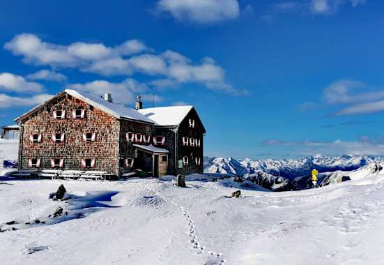 Im Frühjahr ist die Hütte ein hervorragender Ausgangspunkt für viele Skitouren.