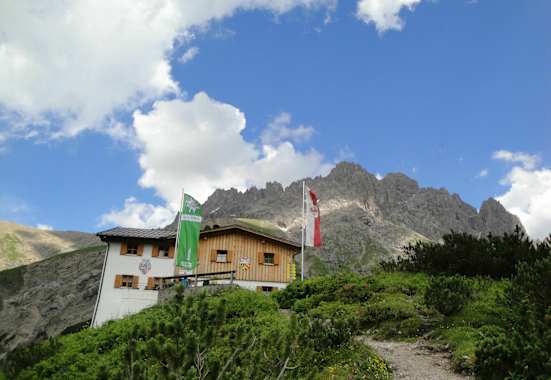 Die Hanauer Hütte vor der Kulisse der Lechtaler Alpen.