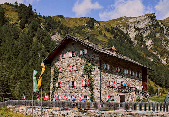 Das Kalser Tauernhaus lädt in der Glockner Region zum Genuss ein.