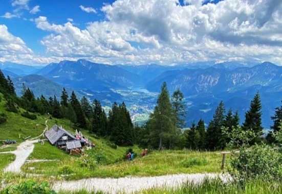 Lieblich eingebettet auf der Almfläche oberhalb von Bad Ischl