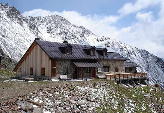 Die Kaunertraghütte von der Südansicht.