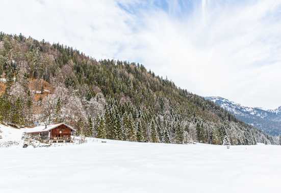 Die Selbstversorgerhütte Kloaschaualm (887 m) liegt in den Schlierseer Bergen im Mangfallgebirge